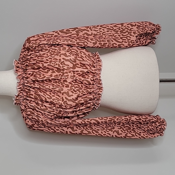 PrettyLittleThing Tops - PrettyLittleThing cropped scrunch leopard top